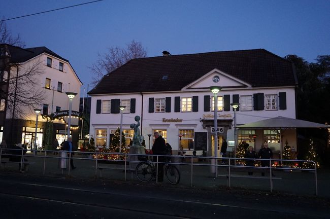 駅の向こうにはレストランも。