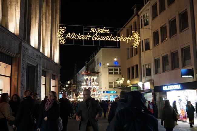 広場から続くフリンガー通りに入ります。