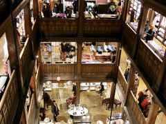 リバティにやって来ました。
何度も通りかかった事はありますが、入るのは初めて。木造の吹き抜けに歴史と伝統を感じます。品揃えもインドア女子にはたまらん空間です。