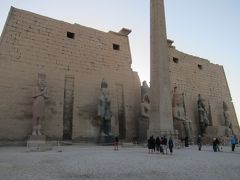 16:20
「ルクソール神殿」
ラメセス2世の2体の座像と4体の立像が並んでいます。