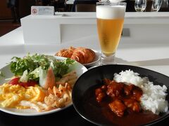 ラウンジのダイニングエリアはまだ空席があったが、食べ終わるころには入場待ちの行列ができていた。
これからインドに向かうのにカレーもどうかと思いつつ、旅の出発前のルーティーンと化しているラウンジカレーをいただいた。

食後は急いで、鉄道の手配を試みる。
滞在先の街にある駅からバラナシに向かう鉄道はなさそうなので、ixigoが教えてくれたTUNDLA駅（読み方がわからない）発の電車の1等車を予約した。TUNDLA駅への行き方までは調べきれなかったので、現地についてから考えることにする。