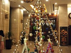 宿泊先はニャットハロペラホテル。チェックインは日本語のできるスタッフが対応してくれました。
フロント前にはクリスマスの飾りつけがしてありました。
海外ってクリスマス後も飾ってますよね。日本はすぐにお正月準備に変わってしまいますが…