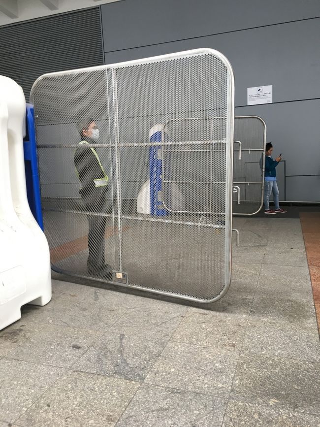 香港の空港。バス乗り場への出口にゲートがぁーーー！<br />緊急時には素早く締めるんだねー