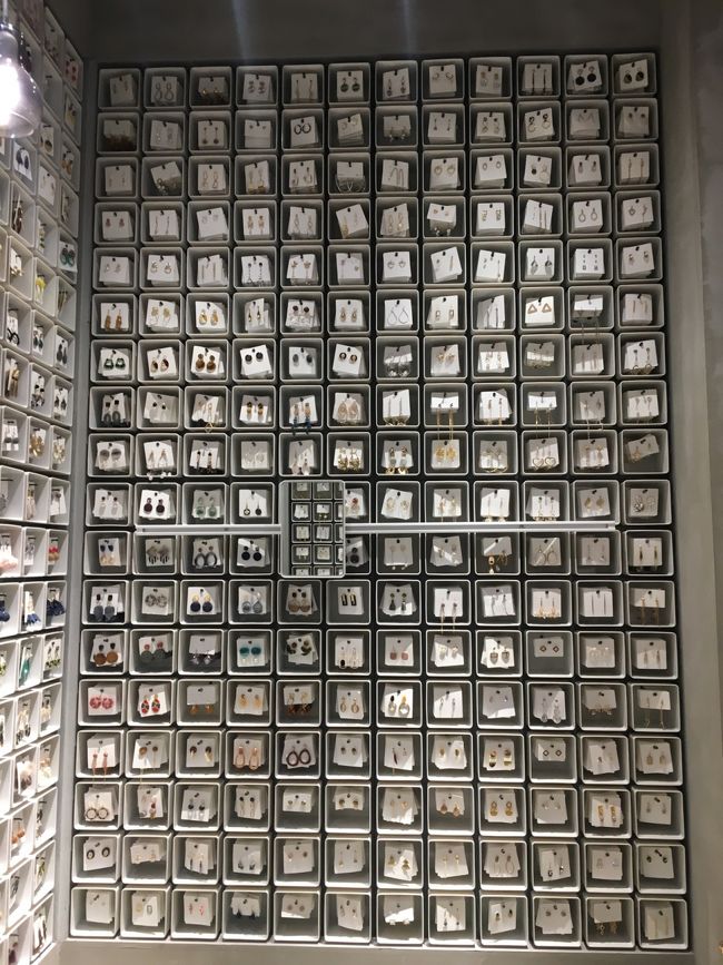 天井まで一面のピアス