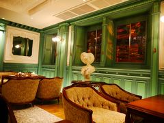 クローズちょっと前の時間帯。
グループだったりカップルだったりおひとり様だったり、
色々なゲストがいました。さすが人気カフェ。
ここのお部屋は初めて～♪
ああ～明治ロマン～♪