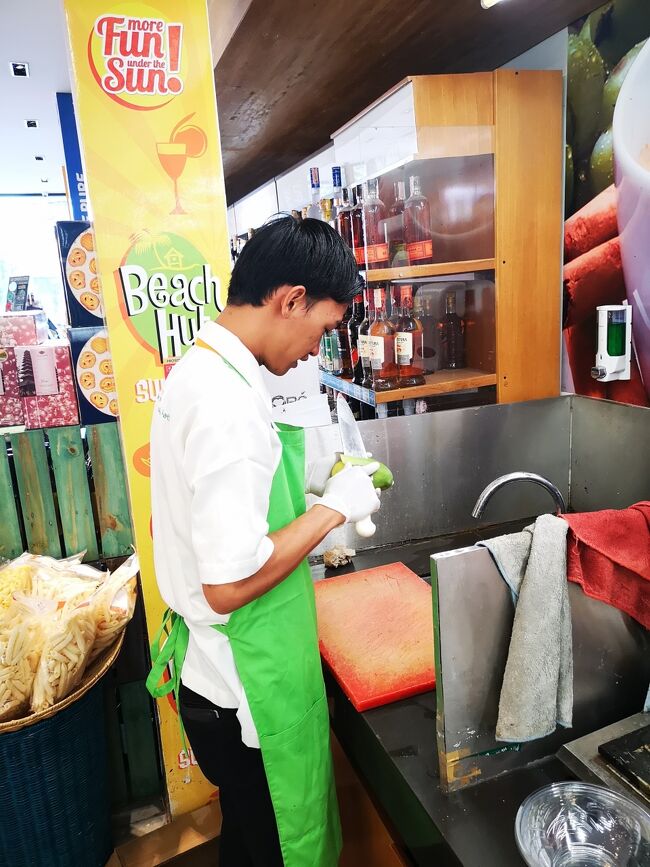 えへへへっ(*^-^*)<br />　マンゴー（マンガ）だけは<br />ここで買うって決めてるのよ。<br />マンガハルムマニスを店員さんに選んでもらって、<br />そこでカットしてもらいます、ポピュラー。<br />掲載許可済み