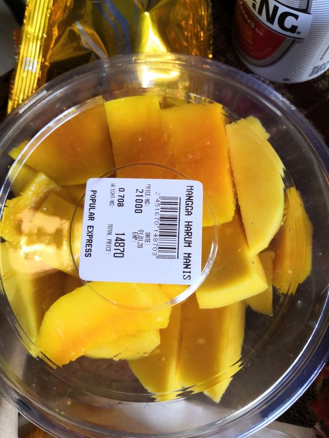 完熟マンゴーを２つ　カットしてもらって<br />約15000Rp　120円　１個60円でーす！<br /><br />マンゴ、部屋で自分で切るとぐちゃぐちゃにしてしまうので<br />必ずすぐに食べられるようにカットしてもらいます。