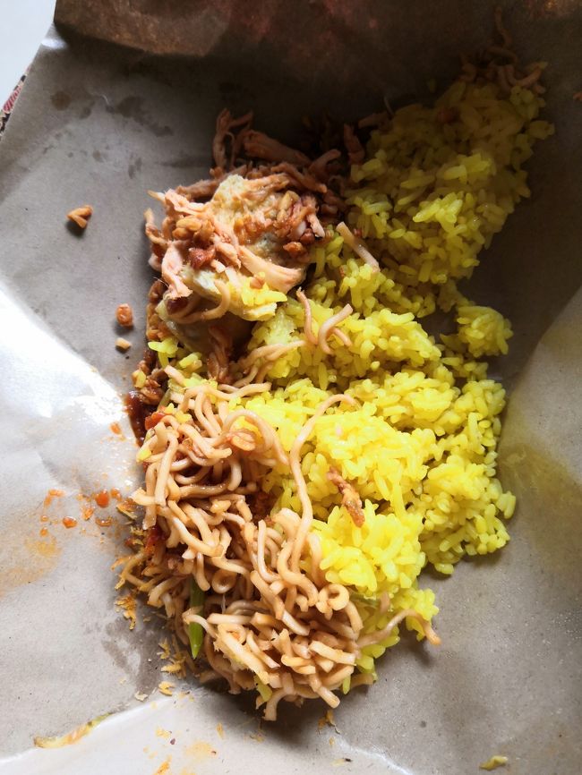 こちらのお店のナシクニンはこんな感じ。<br />どこの店でも5000Rp（40円）です。<br />普通の女性ならこれにバリコピで十分な朝食になります。<br />わたしには　お・や・つですが・・・(^-^;