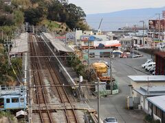 横浜から乗車してきたスーパービュー踊り子号を伊豆稲取駅で下車。
稲取駅が望める高台から駅の様子を。
稲取では寺社巡りをする予定だったのだが・・・
ここでは八ケ寺巡りという取り組みがあって、それぞれで御朱印がいただけたりするようなのだが・・・この日はシーズンオフのウイークデイ・・・
六ケ寺を巡ったのだが・・・ほぼ無駄足・・・堂は締まっているし、インターフォンを押しても対応していただけなかった。
やはり、シーズンに訪問すべきでしょうね。
（寺社巡りで旅行記を作成するつもりでしたが、諦めます。