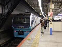 夕方の混雑の中、列車は池袋に向け発車・・・
横浜から乗車された方がいて少し驚いたが・・・
ちなみにグリーン車のドリンクサービスや車内販売は横浜駅まで、横浜から乗車してもサービスはないということです。

今回の往復でラストにしようと思っていたが・・・サクラの花との写真が撮りたくなって・・・
サクラで見送るのがふさわしいかな～来月の予定を考えよう・・・
スーパービュー踊り子号グリーン車を楽しんだ1日でした。