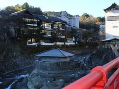 さて修善寺温泉街を、歩きましょう・・
桂川に朱色の橋が５ヶ所ほど架かっていますが、それぞれ「恋愛成就」や「夫婦円満」といったテーマがあるみたいです。
