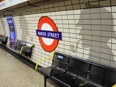 乗り換えの Baker Street駅で少し記念撮影。

ここが名探偵コナンの劇場版の名前に使われたベーカーストリート。
いたるところにホームズさんが。