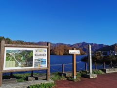 矢木沢ダムに到着です。天気いいです。釣り客が多数です。