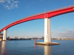 お次にやって来たのは、高さ２７ｍと日本一の高さを誇る歩道橋「中の島大橋」。
