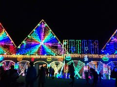 さてお次は車で約３０分かけてやってきました東京ドイツ村。
入園券（車１台分）を払ってから結構な距離を走って駐車スペースに誘導されます。
ここはレストランとかパン屋さんとかがあるエリア。
センスがあるんだかないんだか。