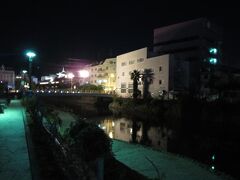 松川（伊東大川）沿いの松川遊歩道にやってきました。
松川は伊東温泉街の中を流れる温泉情緒に溢れる川です。