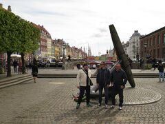 コンゲンス・ニュートー駅（Kongens Nytorv Station）から歩いて
【ニューハウン / Nyhavn】に来ました。

大きな錨の前で記念撮影をしているおじさま３人組。
時間がかかっていたので一緒に撮っちゃった。