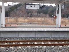 大槌駅前で代替バスを下車。何度も書くが、東日本大震災から8年経ってようやく再建されたのに、わずか半年余りで台風19号の為に鉄道が分断されてしまった。大槌駅を含む陸中山田駅－釜石駅区間が再開通するのは2020年3月の予定。