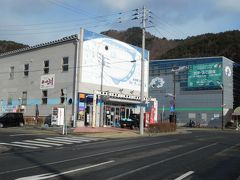 釜石駅前までバスで移動。列車の時間まで少しあったので、駅前のサン・フィッシュ釜石（市場）とシープラザ釜石（土産物店街）に立ち寄る。サン・フィッシュ釜石では店舗が減っていて、海鮮焼きコーナーができていた（シープラザ釜石内の店舗も減っている感じだった）。東日本大震災以降何度か訪れているが、宮古でも釜石でも市場の店舗が減っていると感じたのは、今回が初めてである。復興がなかなか進まず沿岸地域の人口が減っているところに、2019年10月の消費税増税が追い打ちをかけて、経営が立ち行かなくなったのだろうか？確かに、食料品は税率8％のままだが、キャッシュレス対応レジの導入とか個人店舗には負担が大きかっただろう。しかも飲食店は消費税率10％なので、取引先の小料理屋がお店をたたんだ影響もあるかもしれない。