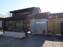 市川本町（いちかわほんまち）駅



該駅は、昭和５年（１９３０年）１０月１日開業である。
開業当時は無人駅だったが、鐵道省に依る政府借上時に有人化された。
初代該駅本屋はジェーン台風に依り損壊した事から、昭和２５年（１９５０年）２月に第２代駅本屋が設置された。
該駅は、昭和３９年（１９６４年）３月２０日附時刻改正時より富士-甲府間運転開始の準急富士川号の停車駅で該列車急行格上後も変化が無かったが、然るに、平成７年（１９９５年）１０月１日附時刻改正時に当該列車が特急ふじかわ号に格上時に該列車は市川大門駅停車となり当該日より該駅通過となった。
現第３代駅舎は、平成１８年（２００６年）８月建築である。