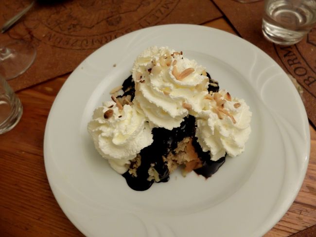 同僚二人はデザートを分ける