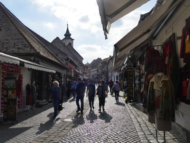 1400　外へ　ここで一人の同僚が戻ってさっき買うのをあきらめた服がやっぱり欲しいと