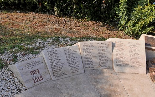 人の名前が彫られている