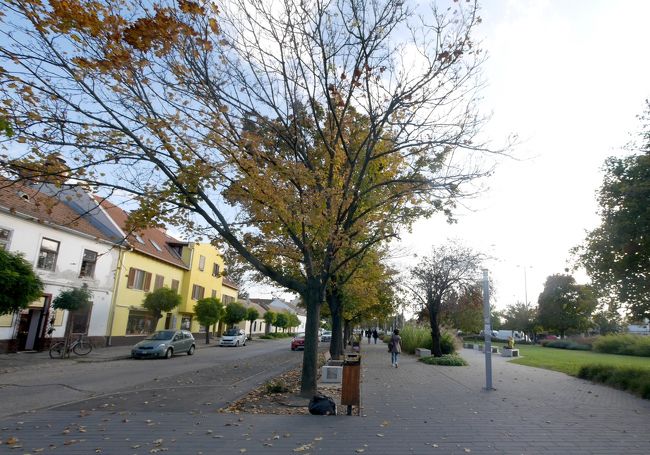 駅はここから地下道を行く