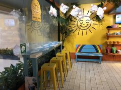ハワイ・ワイキキ『アウトリガー・ワイキキ・ビーチ・リゾート』1F

2018年秋にオープンした【Sunrise Shack（サンライズ・シャック）】
の写真。

日本でもキッチンカーの【サンライズシャック】は見たことがあるかも。

地元のビッグウェーブサーファーで海男のザ・スミス・ブラザーズは、
サンセットビーチの1号店と同じ海辺の雰囲気をワイキキにもたらし、
ヘルシーな朝食、サラダ、サンドイッチなど新しいメニューアイテムを
沢山提供しています。また、作りたてのコンブチャをお出ししています。
是非来店して素敵な雰囲気を味わってください。 

＜営業時間＞
6:00 am - 9:00 pm

https://www.sunriseshackhawaii.jp/