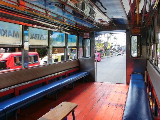 プーケットタウンへは、乗り合いバスのソンテウで行くことにした。<br />タクシーやトゥクトゥクよりずっと安い。<br />パトンビーチからプーケットタウンまで一人30バーツ。<br />およそ100円。<br />これはタクシーの10分の一の料金だとか。<br />1時間乗って100円なんて、すばらしいコスパだわ。