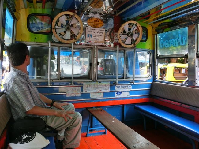 プーケットタウン行きのソンテウは、青色の車体。<br />ビーチ沿いの道を、30分に一本くらいの頻度で通ると聞いた。<br />ビーチで乗り込む人が多いので、ドライバーは乗客がいないか、探しながらゆっくりと走る。<br />ソンテウは手をあげると、どこででも止まってくれる。<br /><br />私たちがビーチ沿いの道に出ると、ちょうど目の前を青いソンテウが通過した。<br />私たちは手を振って、時速15キロくらいで走っているソンテウを追いかけた。<br />が、ドライバーは気が付いてくれない。<br />走る私たちを見て、地元の人が私たちのためにソンテウを止めてくれた。<br />そして走って来るほかの車を止めて、私たちが道路を渡れるようにもしてくれた。感謝！<br />ドライバーにプーケットタウンに行くか確認してから乗り込む。<br />