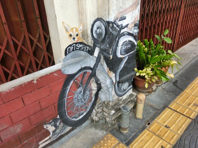 この町は、壁画も有名らしい。