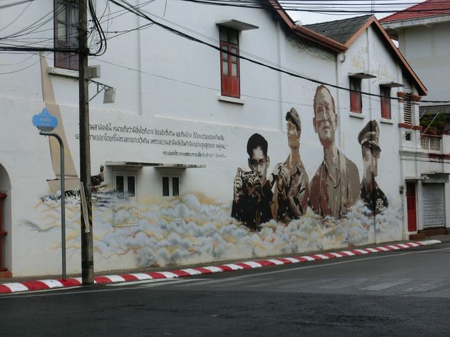 観光客がまばらな通りに来た。<br />中心地から外れたかな？