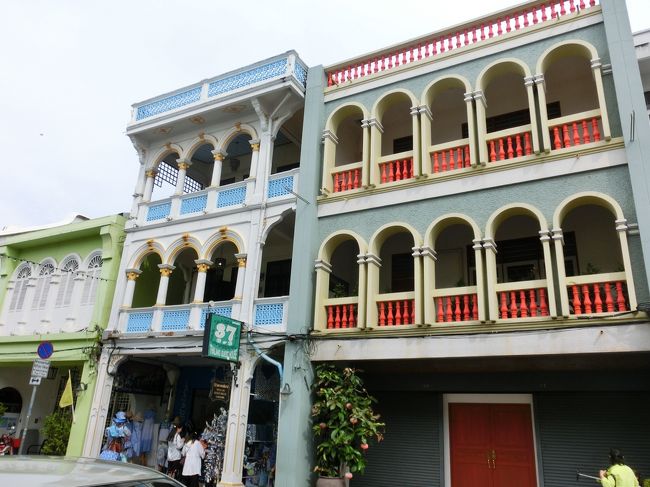 左折して、Yaowarat通りへ。<br />このままいくと、ソンテウを降りたあの噴水の場所に行ける。