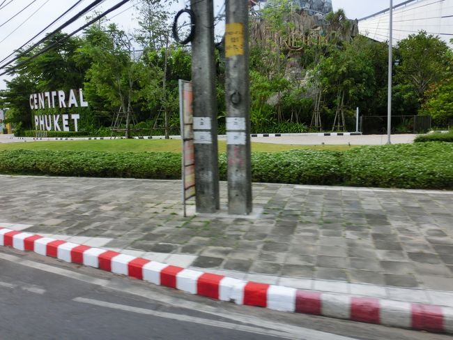 10分ほど走って、セントラルショッピングモール前で、ソンテウは停車した。