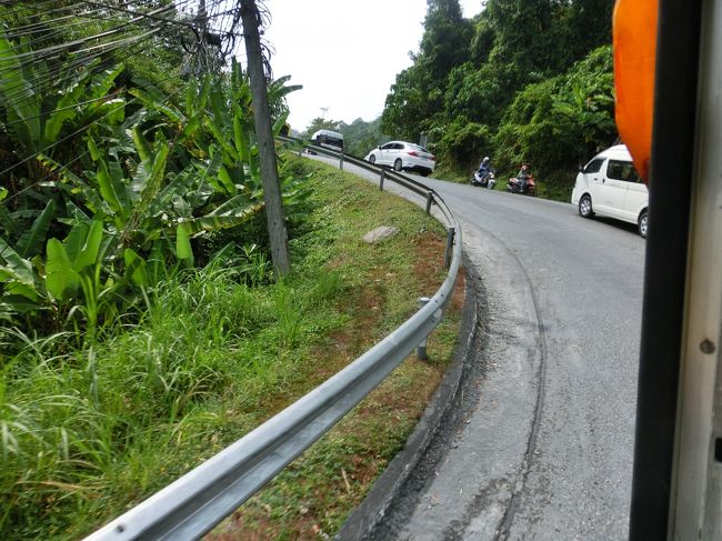 そして急坂を上る。<br />バイクも登る。<br />自転車でこの峠を越える人もいた。