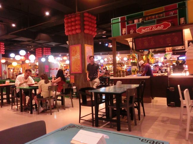 あまり広くない店舗。<br />土曜のお昼時だというのに、テーブルの半分は空いていた。<br />人気がないのかな？<br />