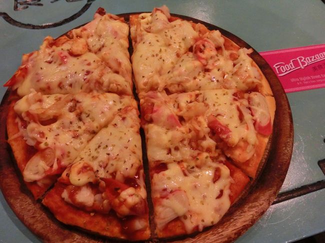 シーフードピザを頼んだ。<br />生地はカリカリ。<br />190バーツ。