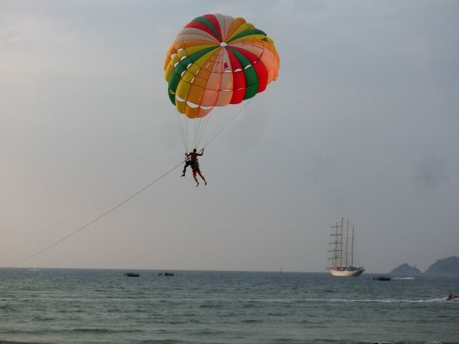 もう10歳若かったら、してたかもなぁ、パラセイリング。<br />年配者は「今さら」とか「どうせ」をあまり使わない方がいいみたいだけど、でも「今さら」なぁ…。<br />興奮して具合いでも悪くなろうものなら、目も当てられないし…。