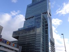 青い空にそびえたつ、日本一高いビル あべのハルカス。
森ビルに抜かれちゃう予定らしいけど、
「高さ比べは もう卒業でいいんじゃない？」と思ってしまうワタシ。
