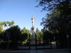 Plaza de Murillo（ムリーリョ公園）

Calle de Nicolas Antonio（ニコラス・アントニオ通り）から左に見てます。