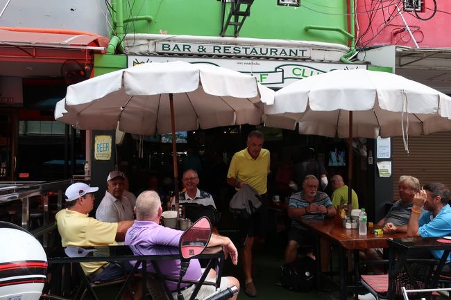 The Golf Clubで参加<br />【Rayong Green Valley Country Club】<br />Gf=1100<br />Tr=300<br />Ca=400<br />競技費＝250<br />CaTip=300<br /><br />本日、バー発は、AM8:15.....参加者の集まり良く、少し早め発。<br /><br />朝食食べたり、コーヒー飲んだりで、憩いのひと時。