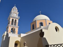 駅のような時計塔のあるバプテスト教会。サントリーニ島の大半を占めるギリシャ正教の教会とは宗派が別らしい。なぜ屋根を青くしなかったのか、宗教上の対立関係でもあるのだろうか。