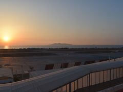 翌朝は朝8時半の便でアテネへと帰還。空港から朝日を拝む。夕日ばかり注目されるが、朝日もよいぞ。