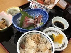 休暇村までは無料バスで5分ほど。
ここで一行昼食をとります。
新鮮なタコや脂の乗ったお刺身が食べられます。
観光地だからと期待してなかったのに、どれもとても美味しかった♪ お米も美味しい！