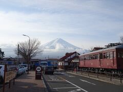 今回も夜行バスで7時半頃に河口湖駅に到着。予報どおり朝は曇りがちな天気。
昼頃から晴れそうだったので、富士山西側の山に登ることにしました。