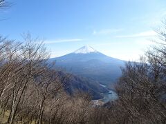 三方分山の山頂は樹木に囲まれていましたが、富士山が見える箇所がありました。