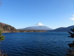 中ノ倉峠からは10分程度で下山。本栖湖畔からも富士山が綺麗に見えました♪
これで富士五湖すべてで湖越しに富士山を眺めたことになります。