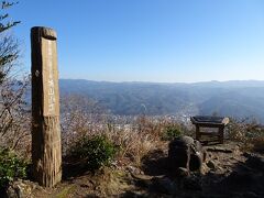 登山口から30分ほどで城山に登頂