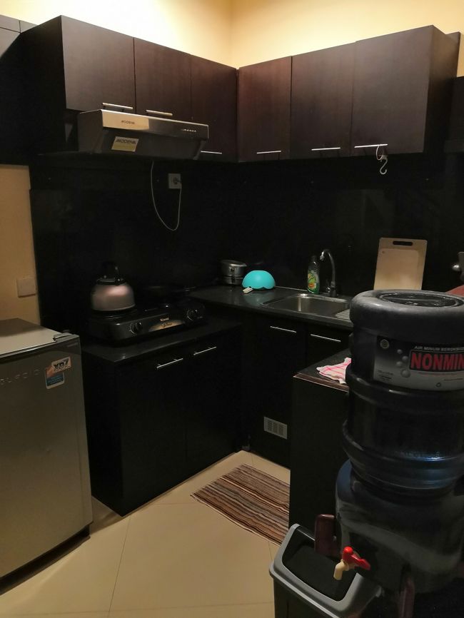 １階にはリビングダイニングとフルキッチン。<br />大き目冷蔵庫は大量のビンタンビール冷やすのに便利ですよ。<br />食材をストックして、リカサヌールでお篭りもできます。(笑)<br />